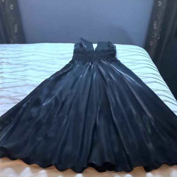 Black Shimmering Dress .. Canadian Nu-Mode brand.  Size 4 - Picture 1 of 3